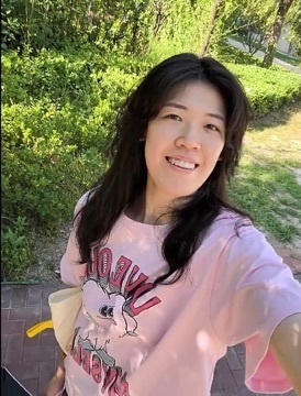 她真是一身