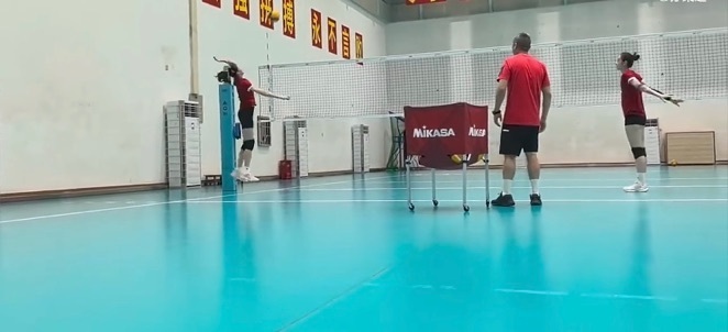 她真是一身